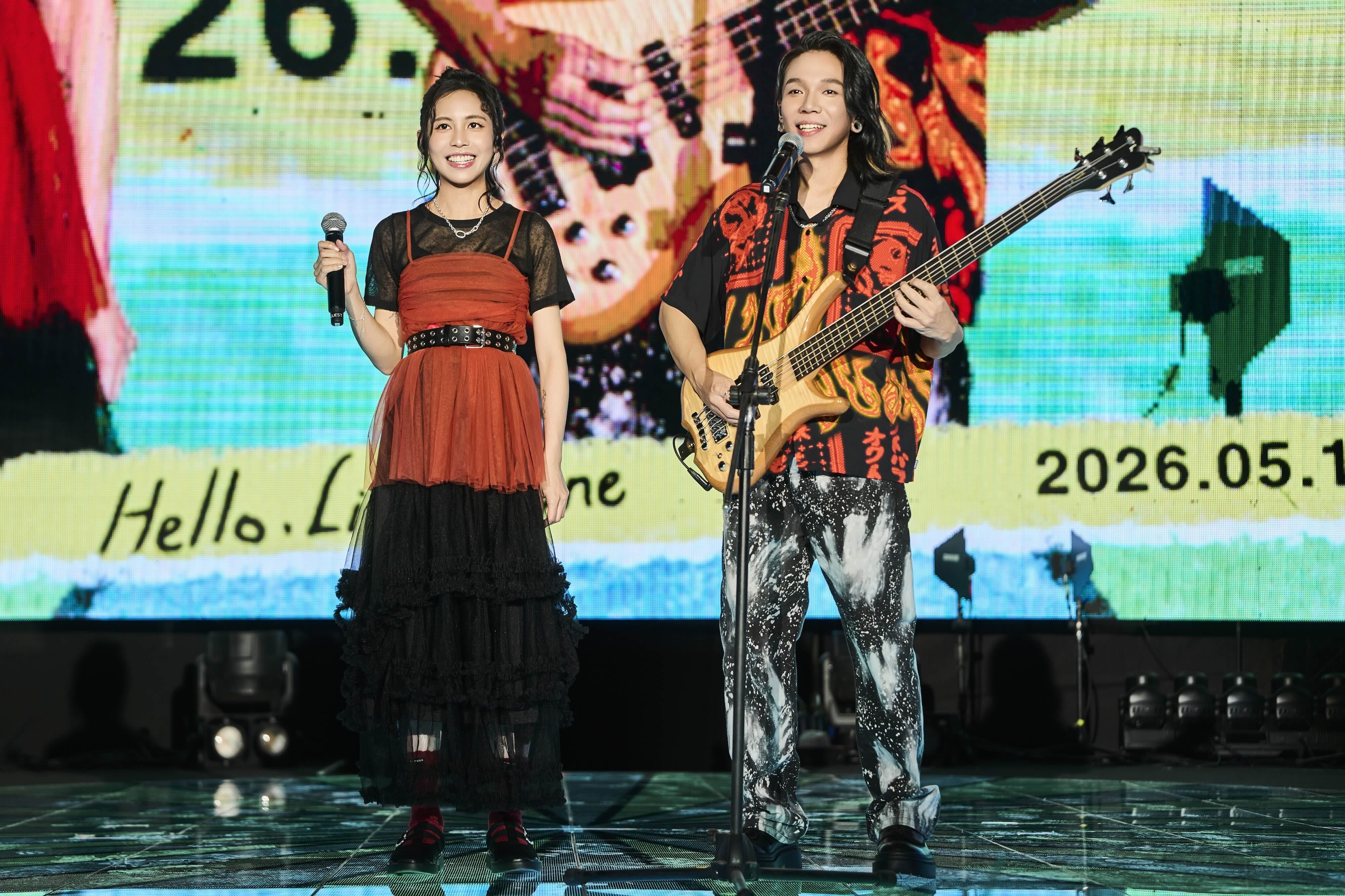 金曲樂團麋先生《大馬戲團 CircUs Max》嘉年華圖最後一天適逢母親節，以諾太太可庭驚喜現身舞台。（圖／相信音樂提供）