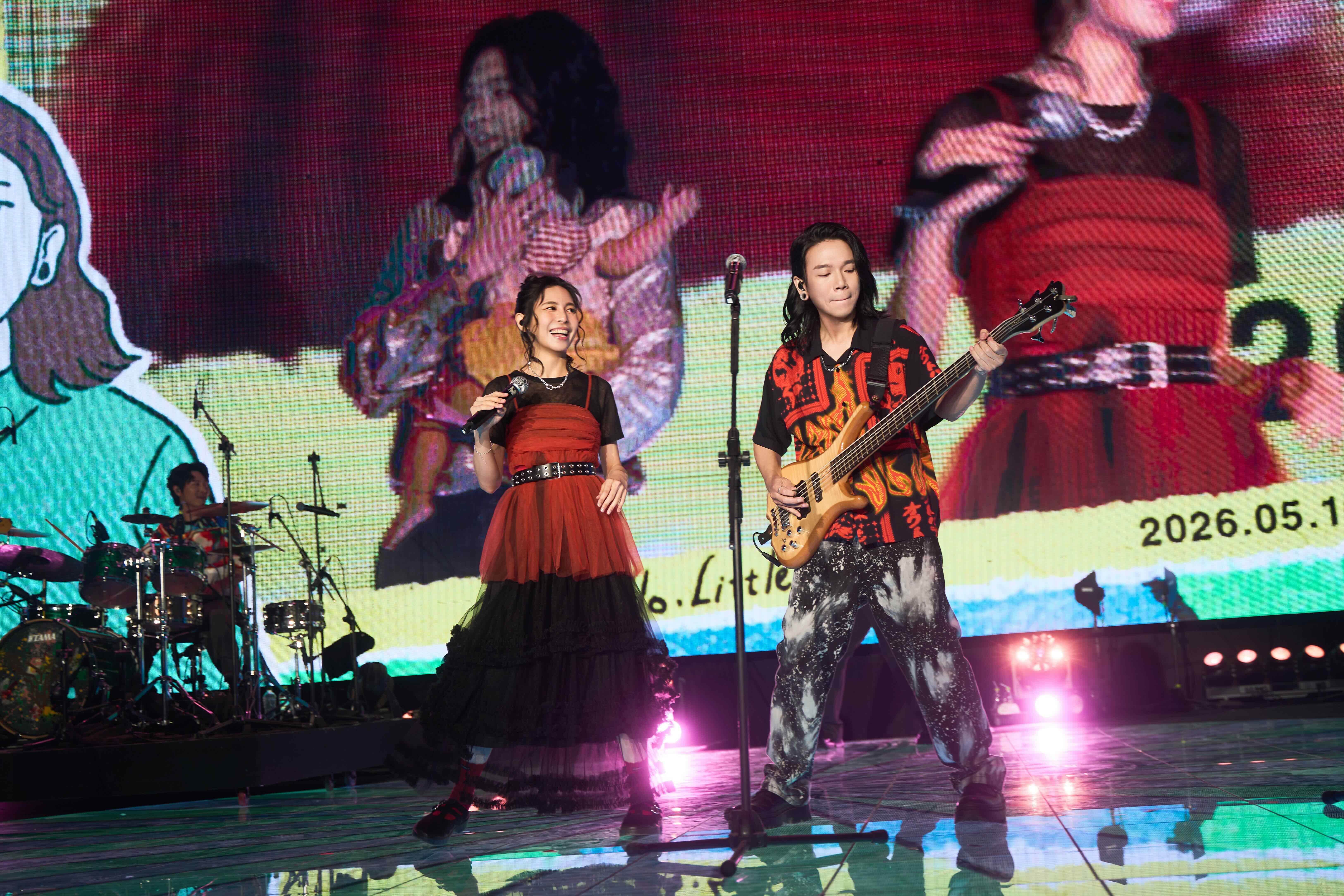 金曲樂團麋先生《大馬戲團 CircUs Max》嘉年華以諾太太可庭現身舞台，夫妻倆首度合體全球首唱麋先生乾爹們送寶寶的單曲〈散散步〉，聖皓驚喜帶著以諾小孩登場。（圖／相信音樂提供）
