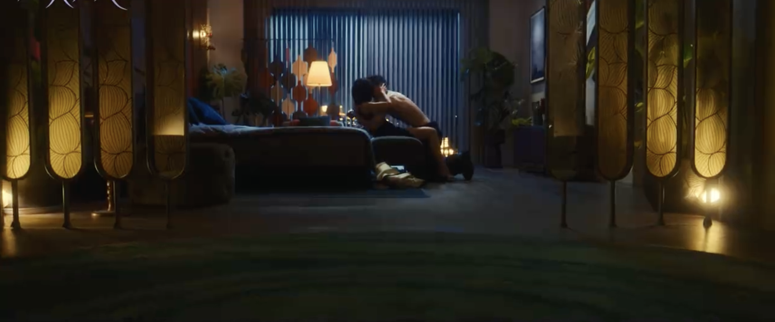 賈靜雯演出富婆，與飾演「撈男」的陳靖可擦出火花。（圖／翻攝自《紫色大麗花》微博）