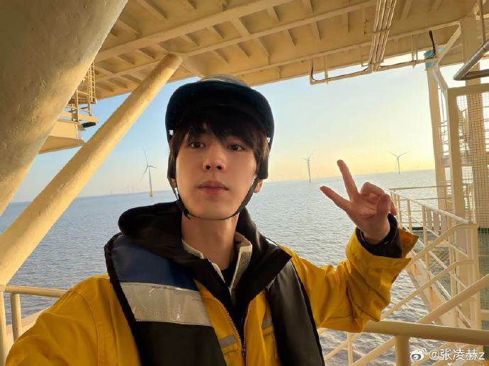 中國男星張凌赫近日為公益紀錄片《凌探未來》宣傳了海上風力發電。（圖／翻攝自張凌赫 微博）