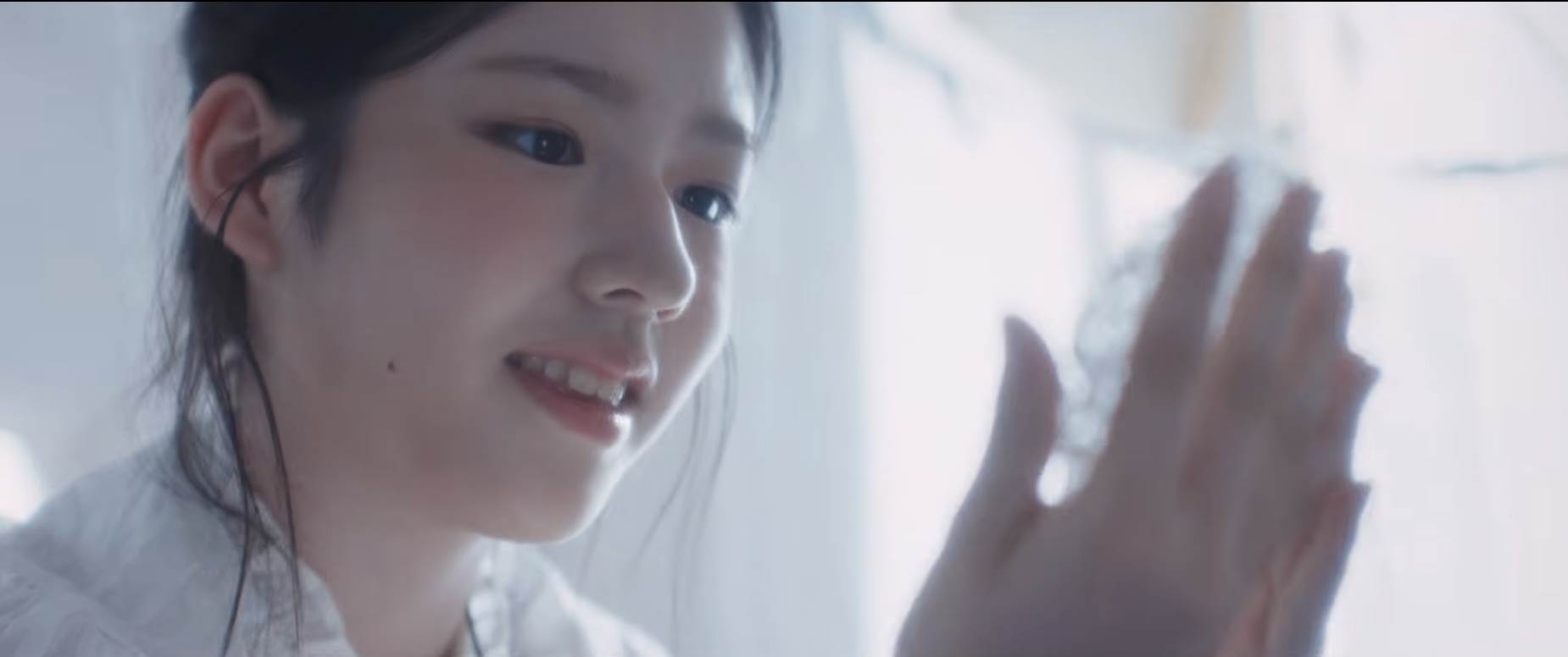 南韓女團NMIXX（엔믹스）主打歌〈Heavy Serenade〉MV出現陌生面孔。（圖／翻攝自NMIXX YouTube）