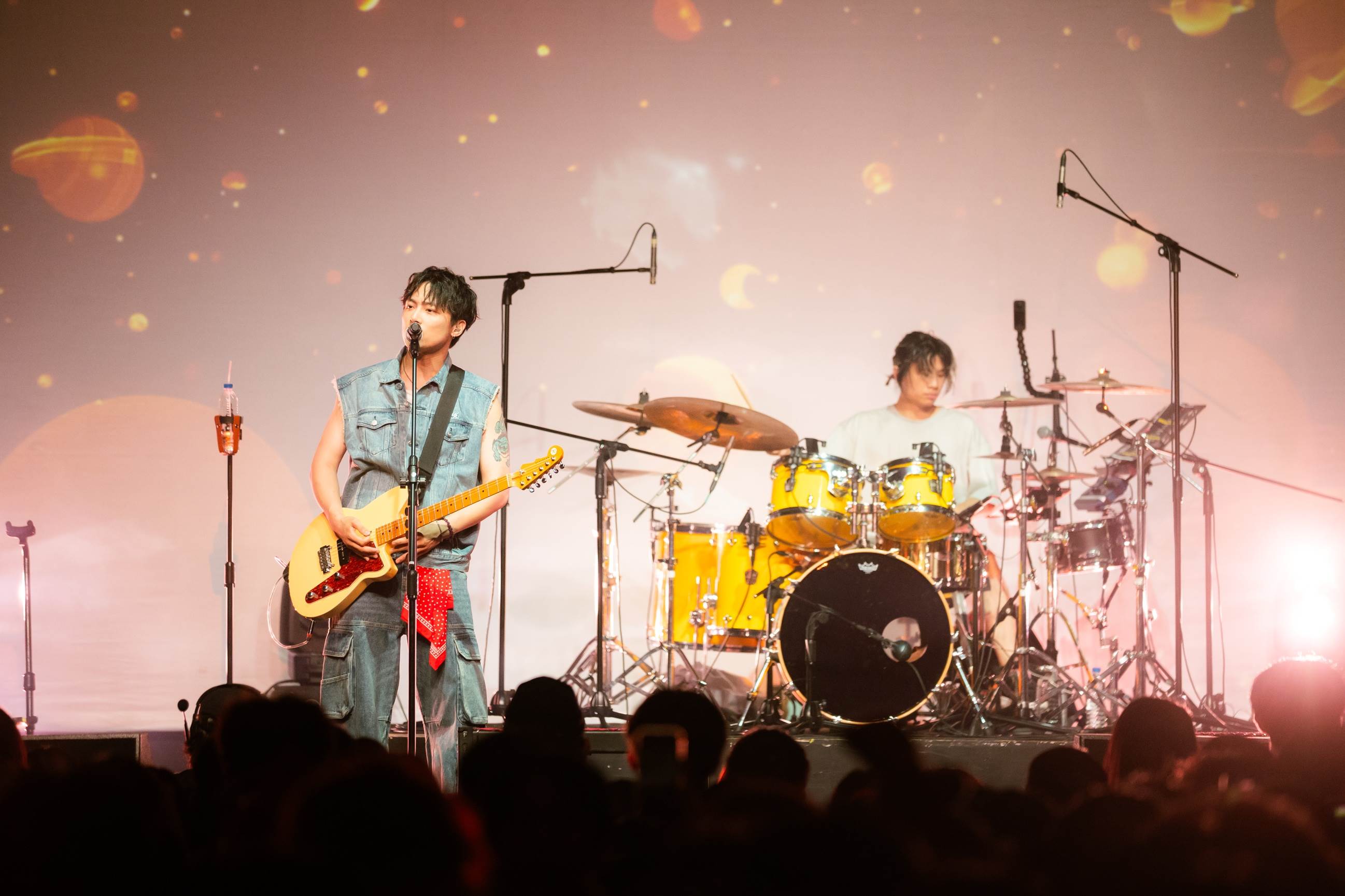 粗大Band主唱<a href='https://star.ebc.net.tw/search/tags/老盧/' target='_blank'>老盧</a>回想起十年前在同一場地開唱，現場只來了8個人。（圖／連鍾玖美滿娛樂提供）