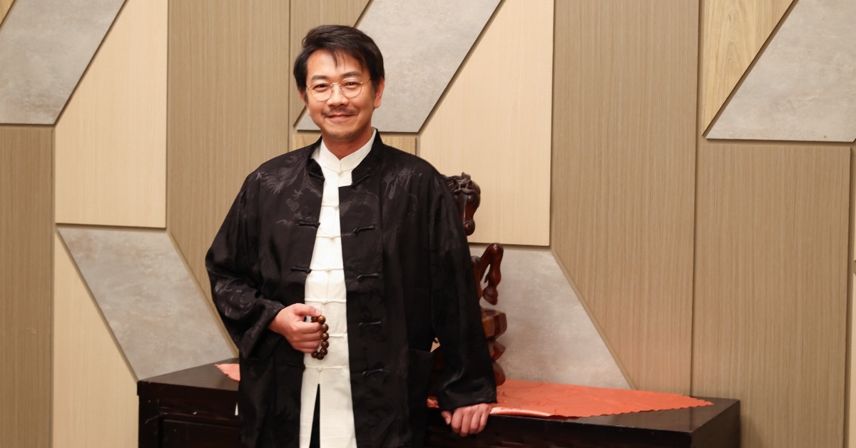 江俊翰正式加入民視八點檔《豆腐媽媽》，睽違一年半重返戲劇圈，挑戰層次複雜的「議長」角色。（圖／民視）