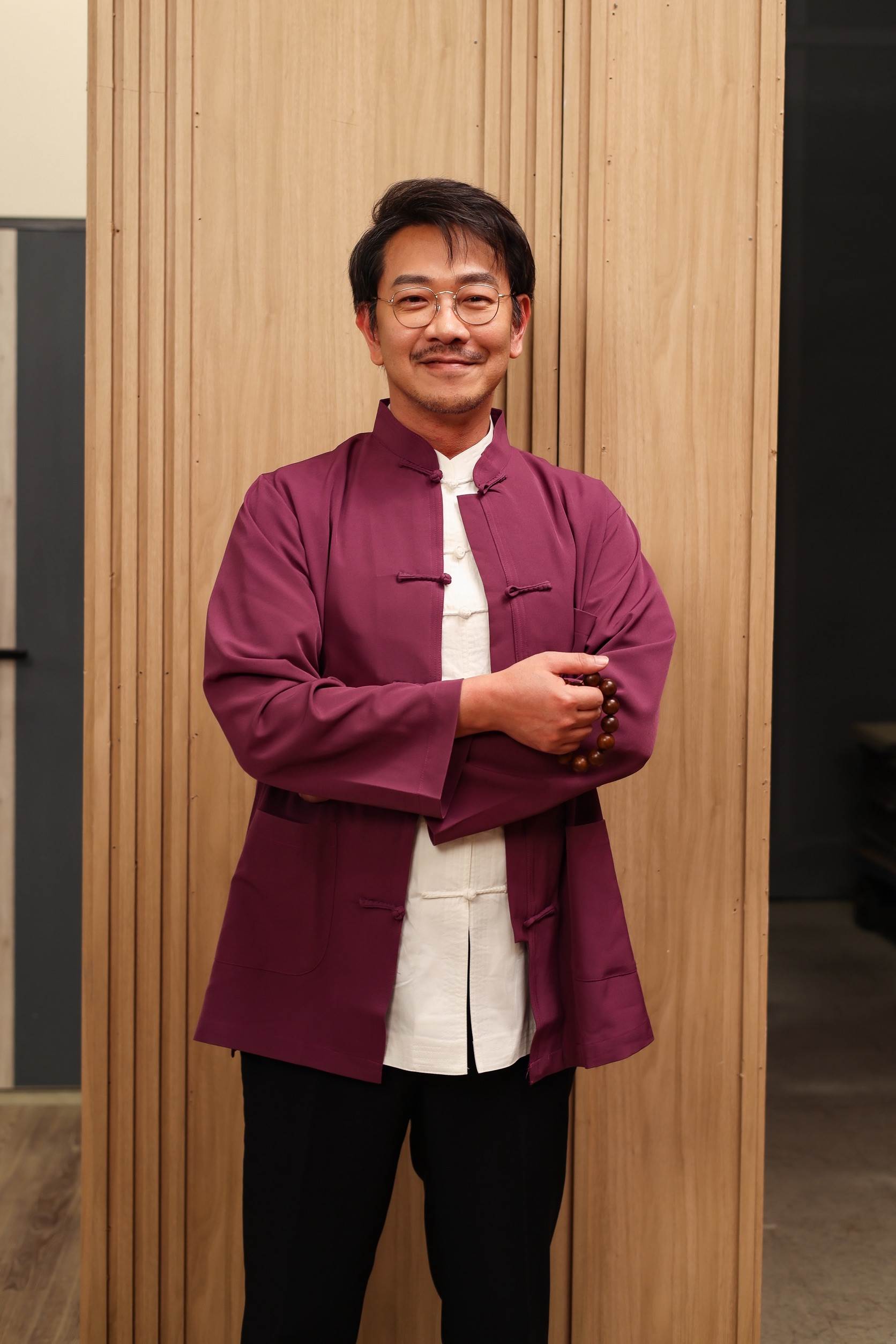為詮釋政壇人物氣場，江俊翰進組前特別研究政治人物談吐與神情，力求完美呈現角色魅力。（圖／民視）