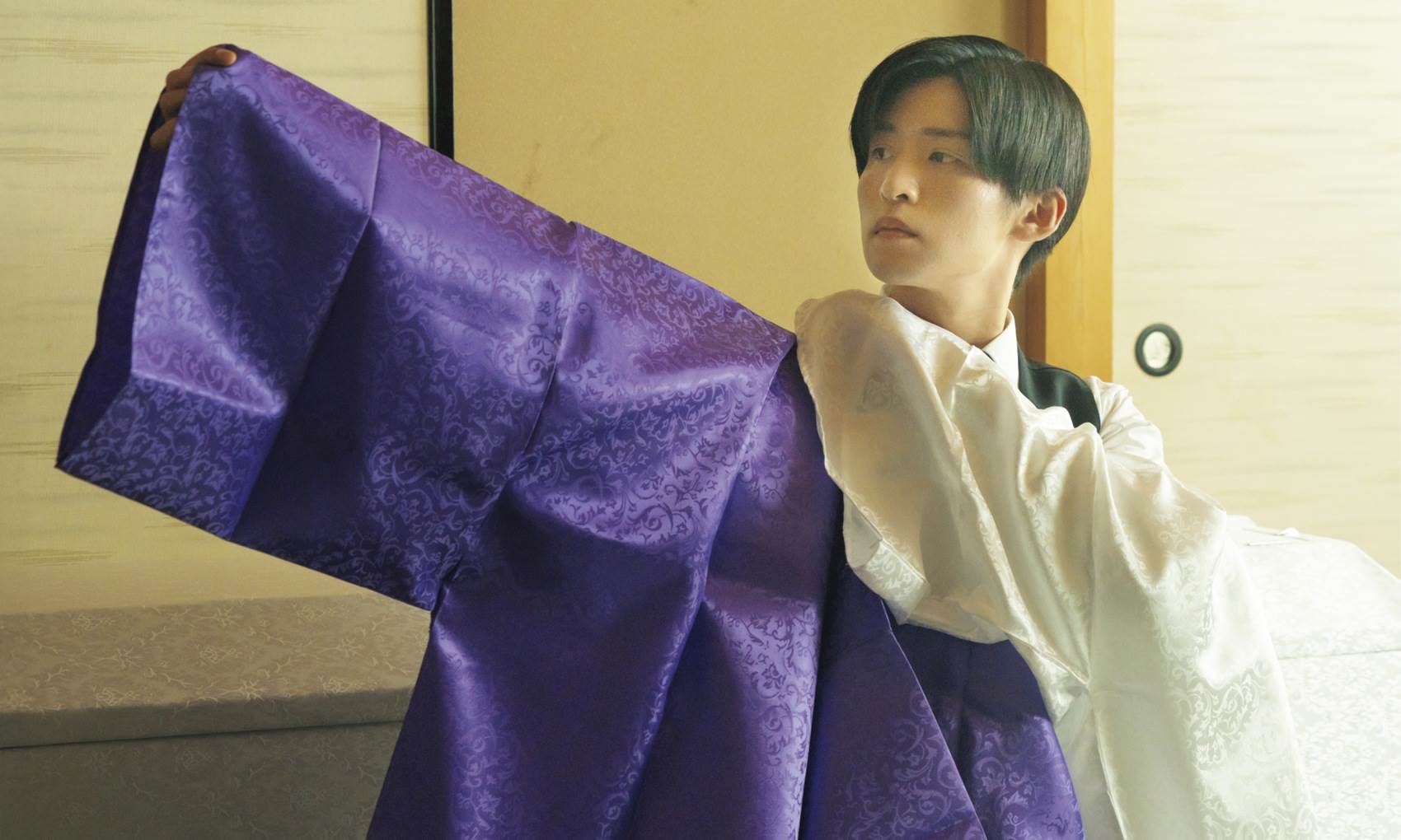 《別離無恙》目黑蓮扮納棺師 感謝濱邊美波正襟危坐。（圖／車庫娛樂提供）