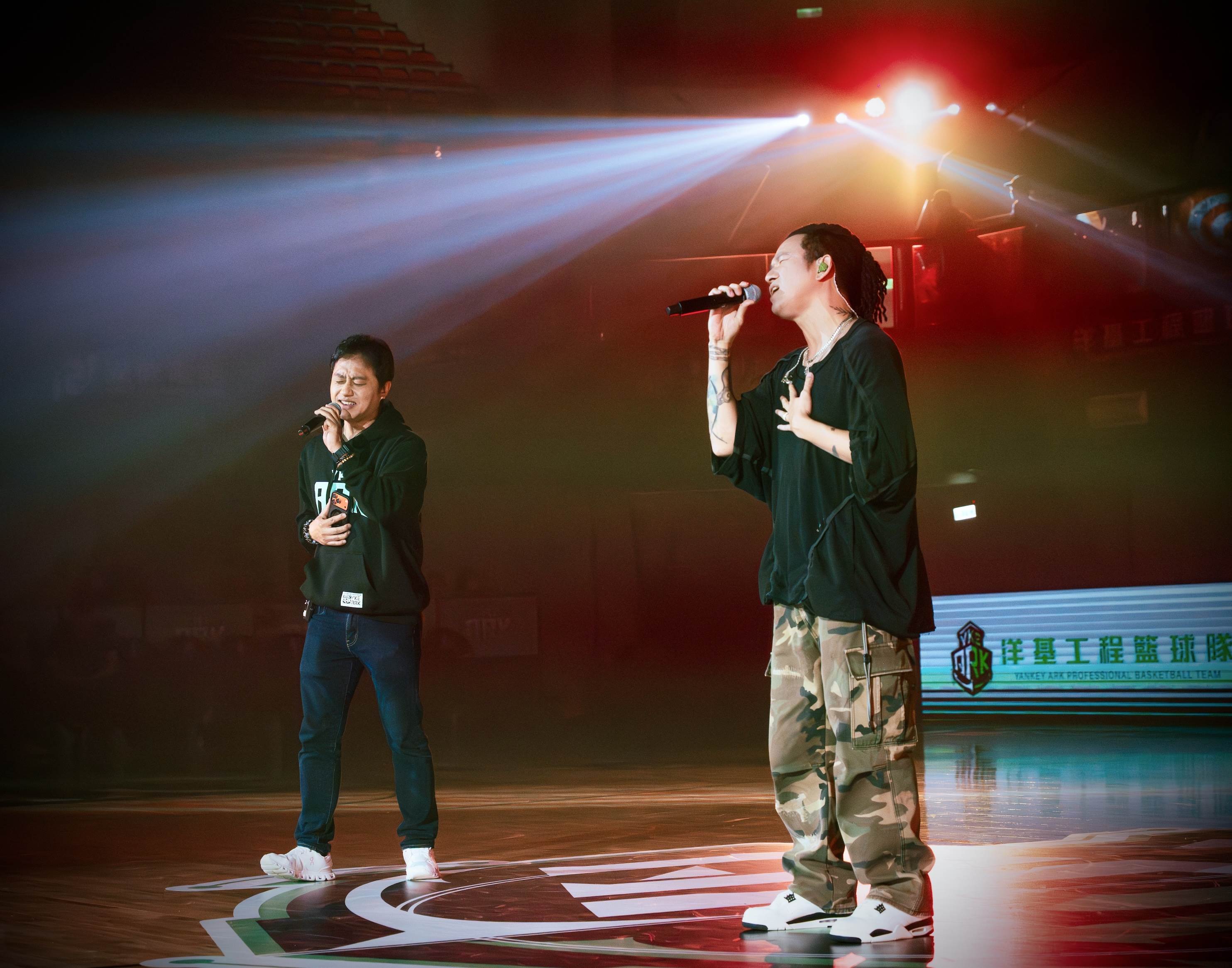B.A.D三缺一，Danny黃柏文（左）與Ben白吉勝（右）合唱《我的錯》。（圖／洋基工程籃球隊和運動攝影師7orkk.pov提供）