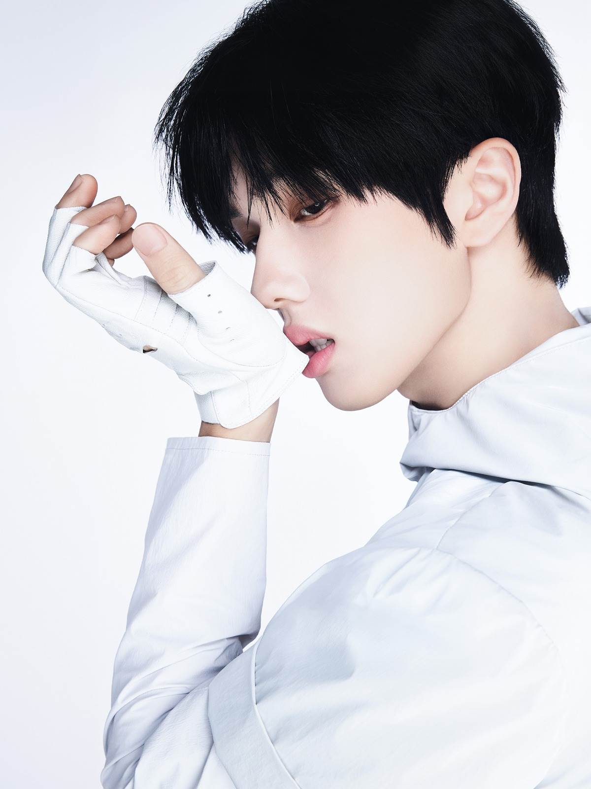 南韓男團NCT成員志晟（지성）一開始的宣傳照有6根手指頭。（圖／翻攝自NCT X）
