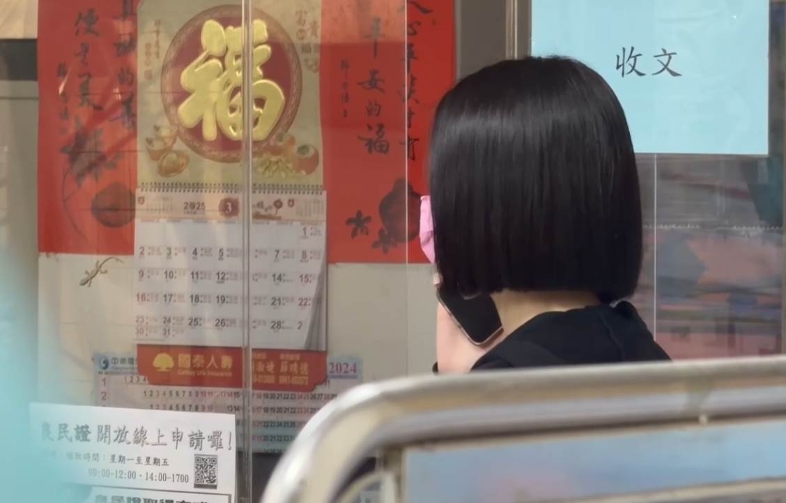 女子稱是孫安佐女友在警局內等候消息。（圖／翻攝自東森新聞）