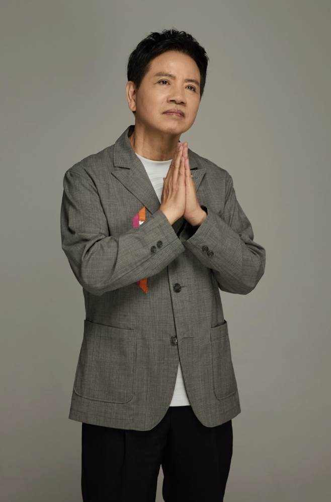 三屆金鐘得主、資深主持人陳凱倫推出公益單曲，雖然歌曲僅約4分鐘，但錄音整整耗時8小時。（圖／陳凱倫影視工作室提供）