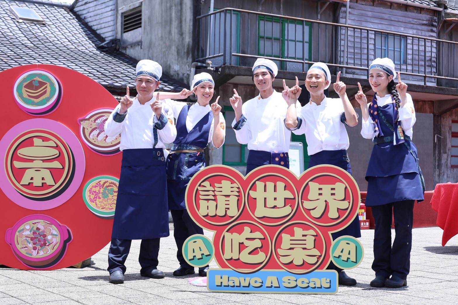 隋棠、藍正龍、浩子、陳隨意與千千回到台北辦桌。（圖／東森娛樂）