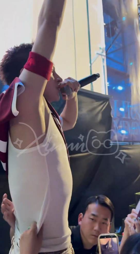 南韓男團CORTIS成員James（趙雨凡）站上欄杆，被一名女子強制抓衣服以及牽手。（圖／翻攝自X@jcortish）