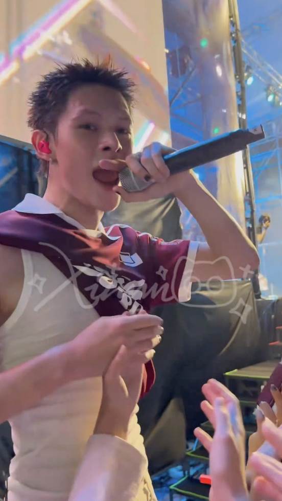 南韓男團CORTIS成員James（趙雨凡）站上欄杆，被一名女子強制抓衣服以及牽手。（圖／翻攝自X@jcortish）