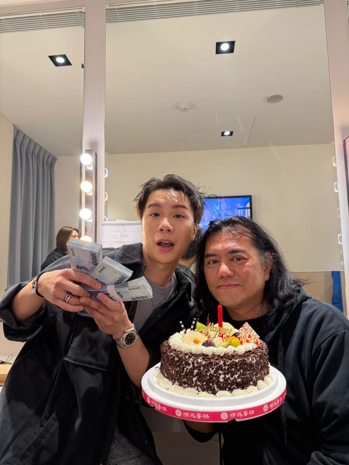派翠克為製作人B2慶生。（圖／地下二樓B2哥提供）