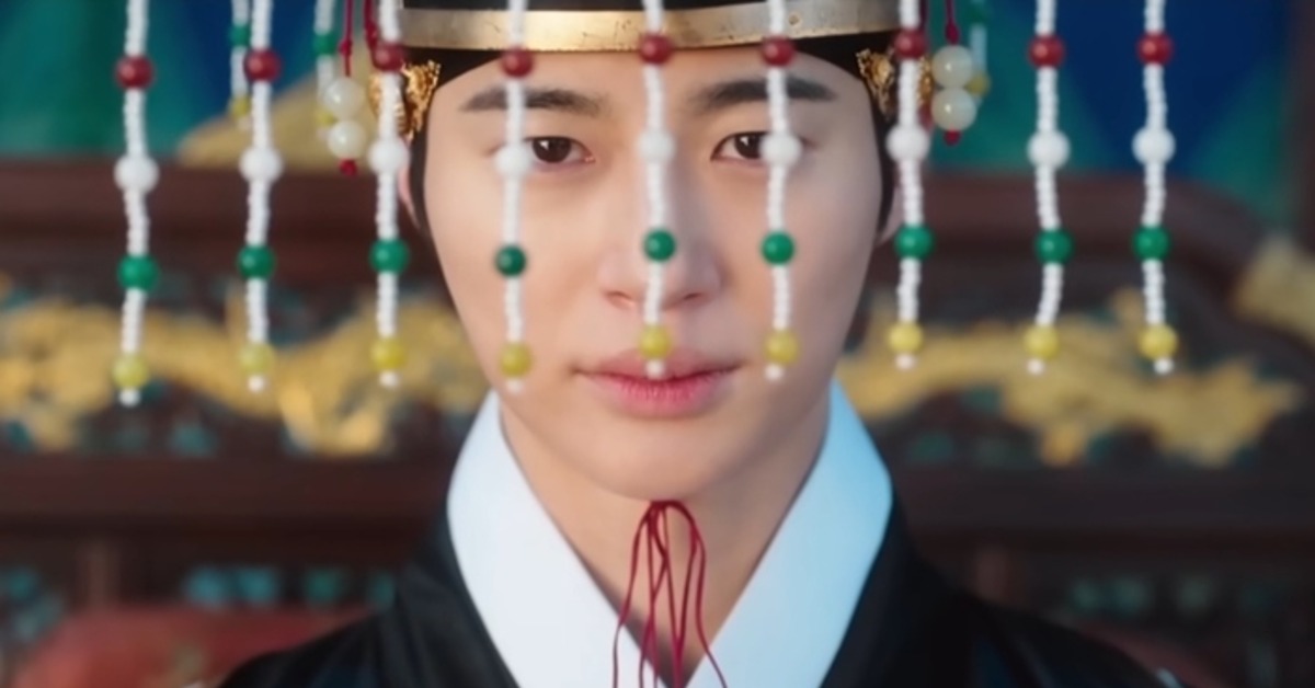 韓劇《21世紀大君夫人》邊佑錫稱王戴著「九旒冕冠」引發爭議。（圖／翻攝自韓網）