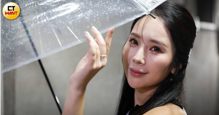 因從小熱愛廟會文化與禮儀，甄馨大學時主動毛遂自薦成為神之侍女之一。（圖／CTWANT提供）