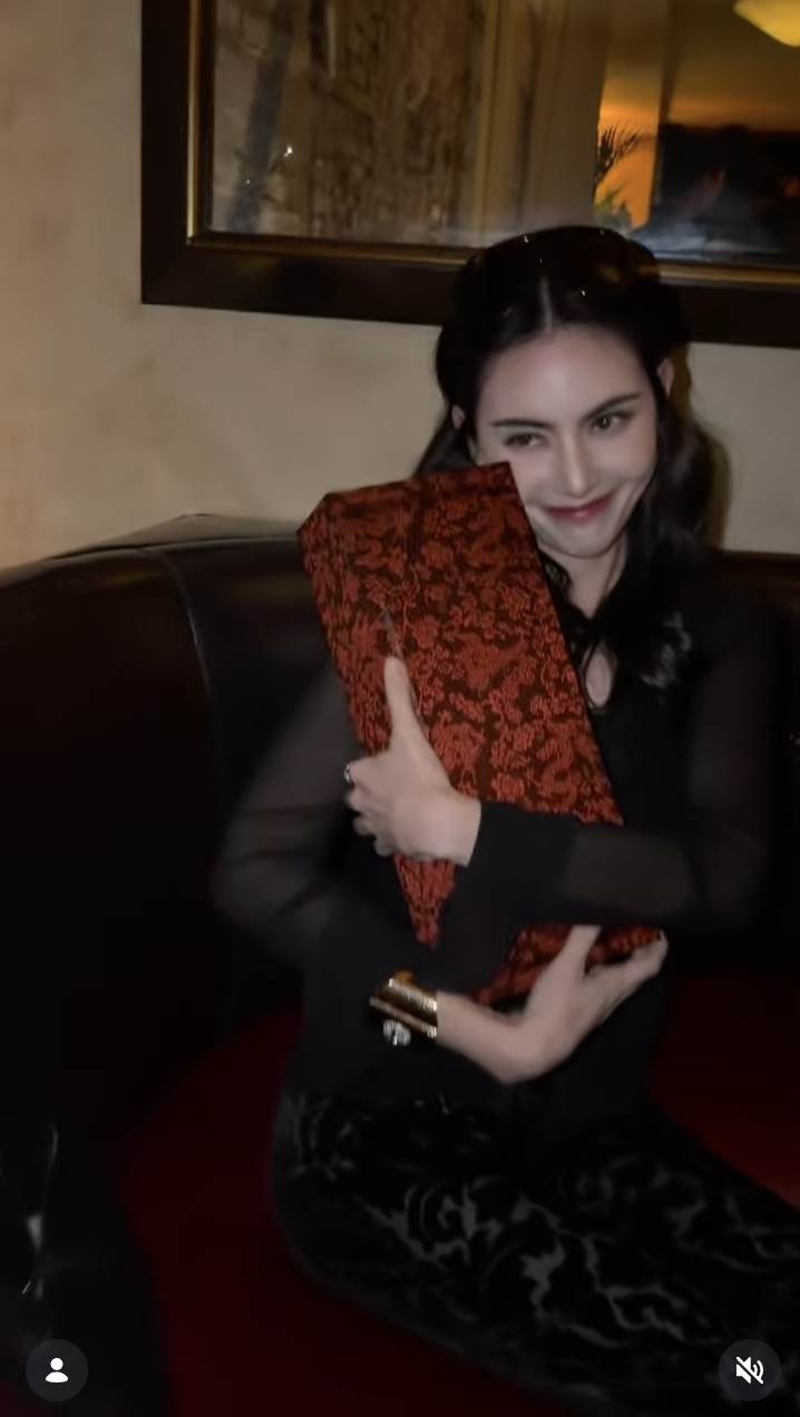 中國男星張凌赫特別準備生日禮物給泰國女星Mai Davika（黛薇卡·霍內）。（圖／翻攝自Mai Davika IG）