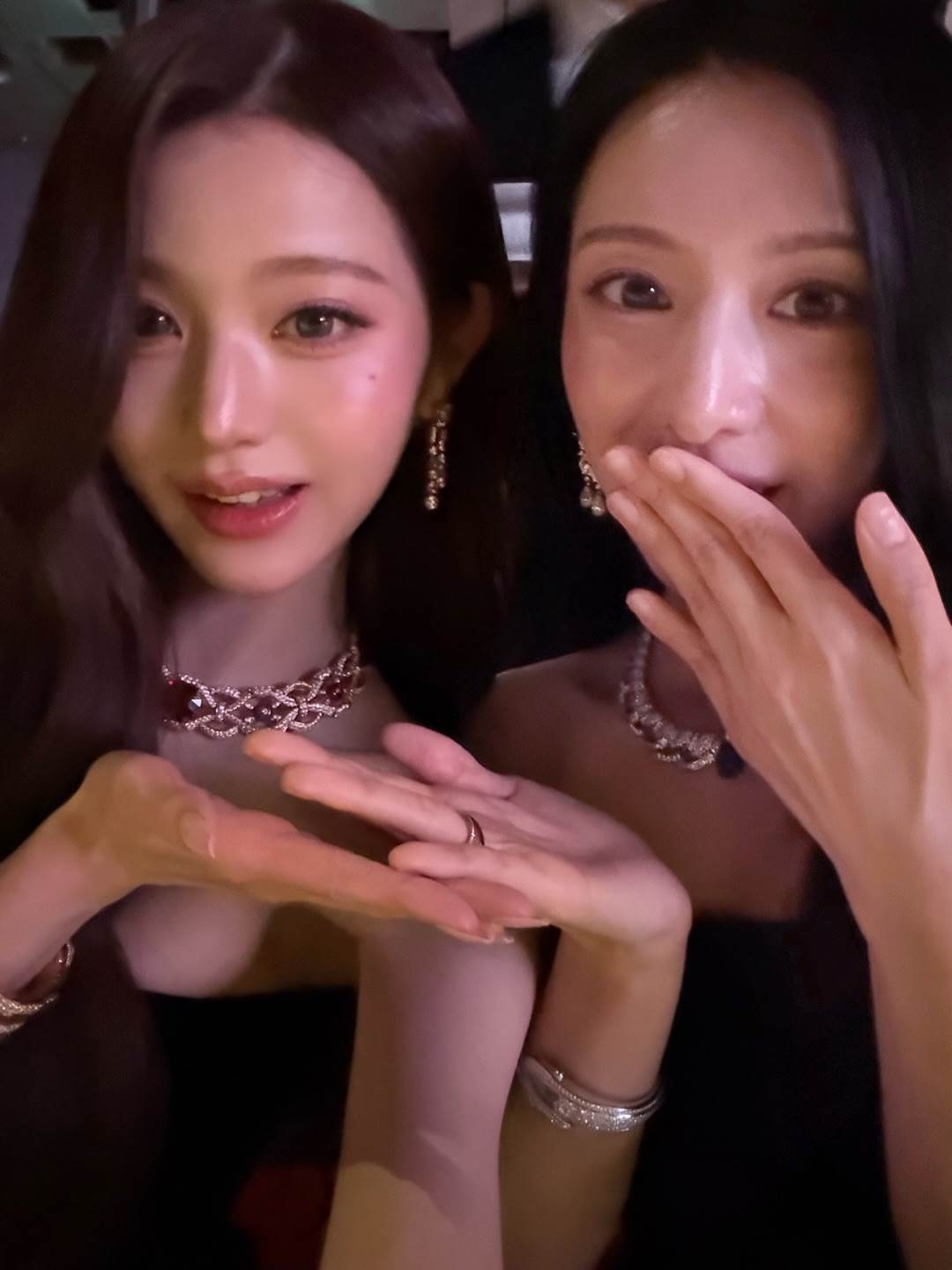 南韓女團IVE成員張員瑛和演員金智媛自拍。（圖／翻攝自張員瑛 IG）