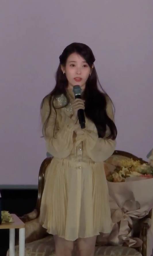南韓女星IU（李知恩）和UAENA一起觀看完《21世紀大君夫人》後，疑似對外界爭議作出回應。（圖／翻攝自X）