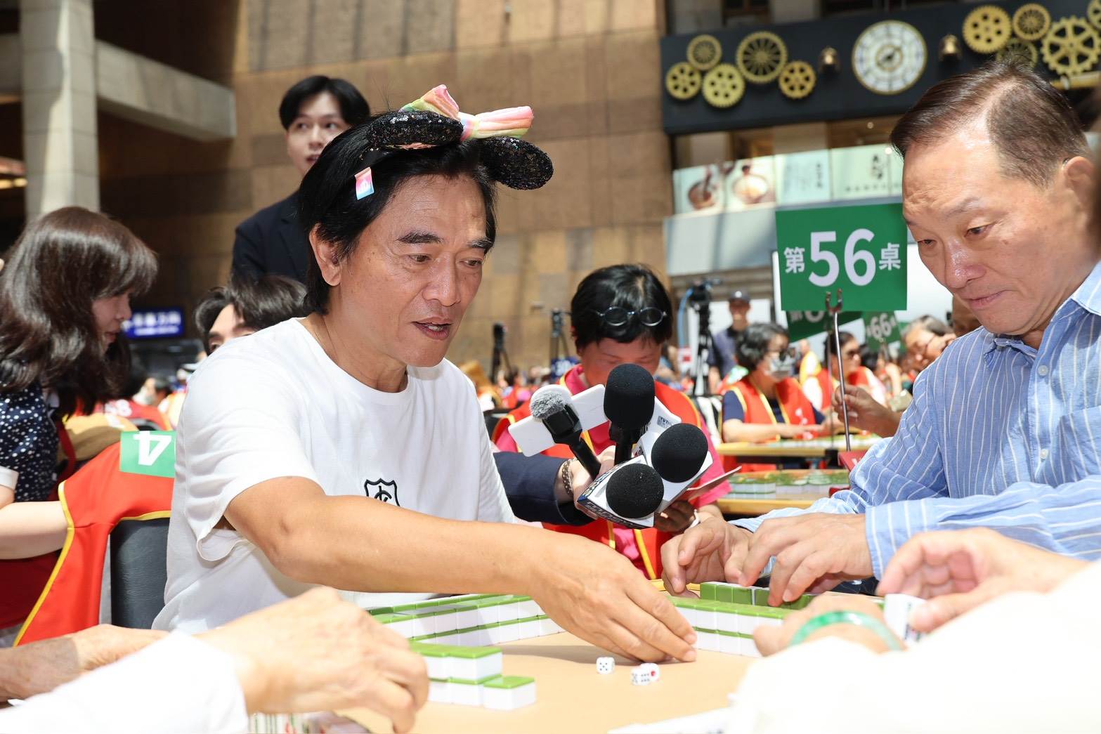 吳宗憲與長輩一起打麻將。（圖／東森娛樂）