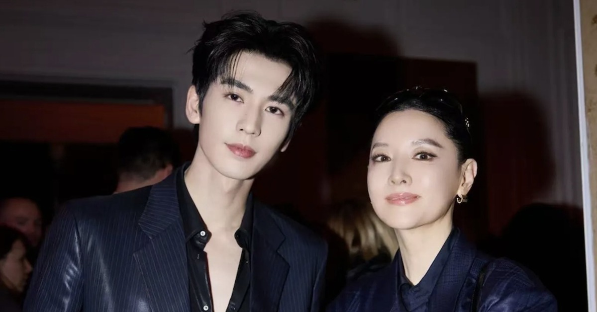 中國男星張凌赫出席2027早春大秀「GucciCore」，和韓國女星李英愛合照。（圖／翻攝自張凌赫工作室微博）