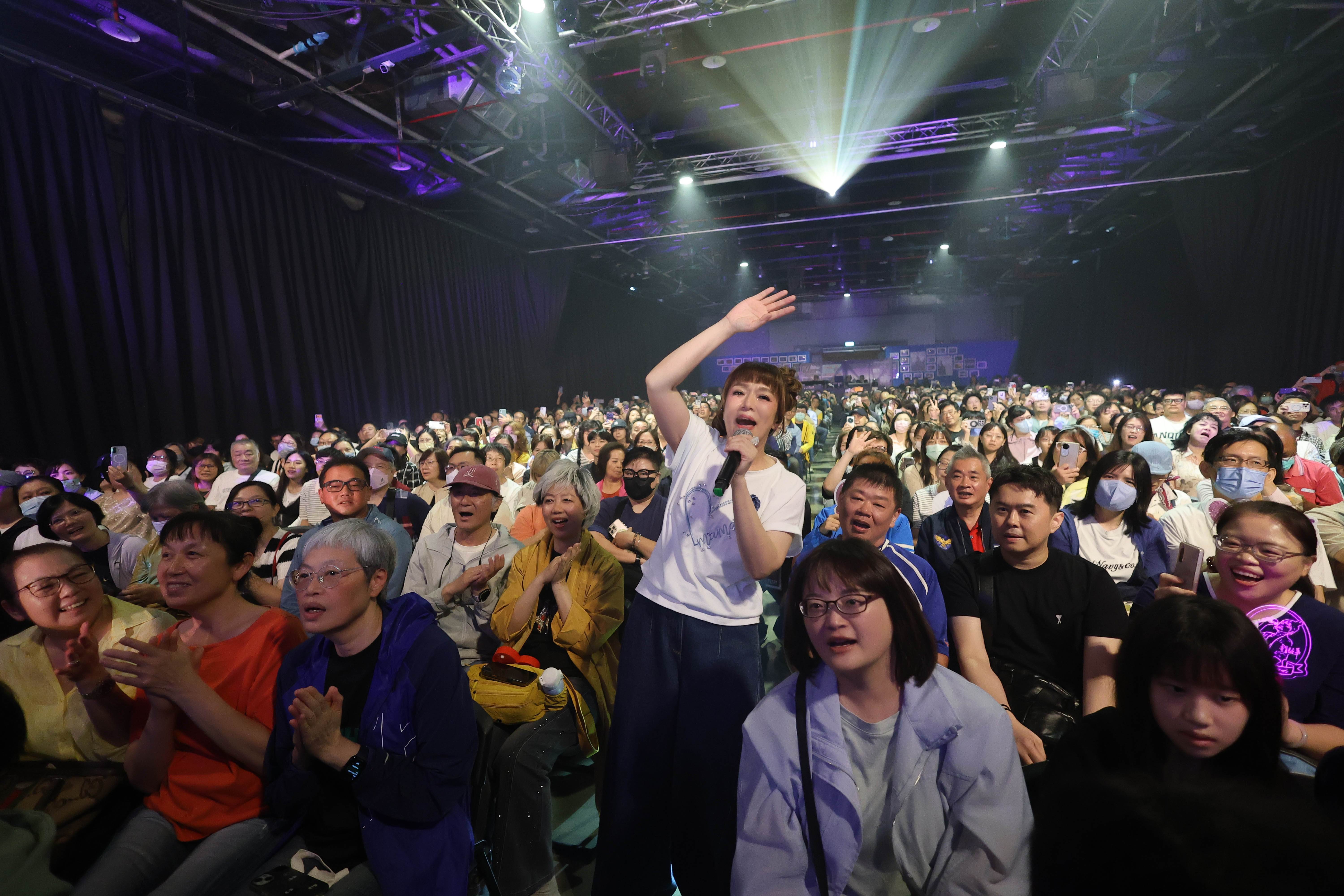趙詠華時隔3年推出專場《愛你一生都太少》，演唱會特別安排驚喜「KTV組曲」橋段。（圖／寬宏藝術提供）