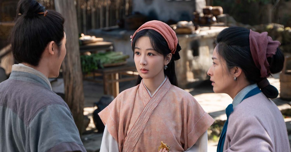 楊紫（中）化身養成系女主一路逆襲。（圖／iQIYI愛奇藝國際版）