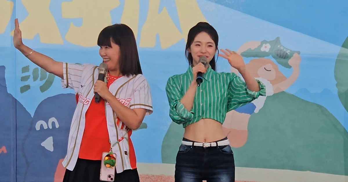 花蓮縣府今年特別請來啦啦隊女神李多慧（右）擔任大西瓜代言人。（圖／東森新聞）