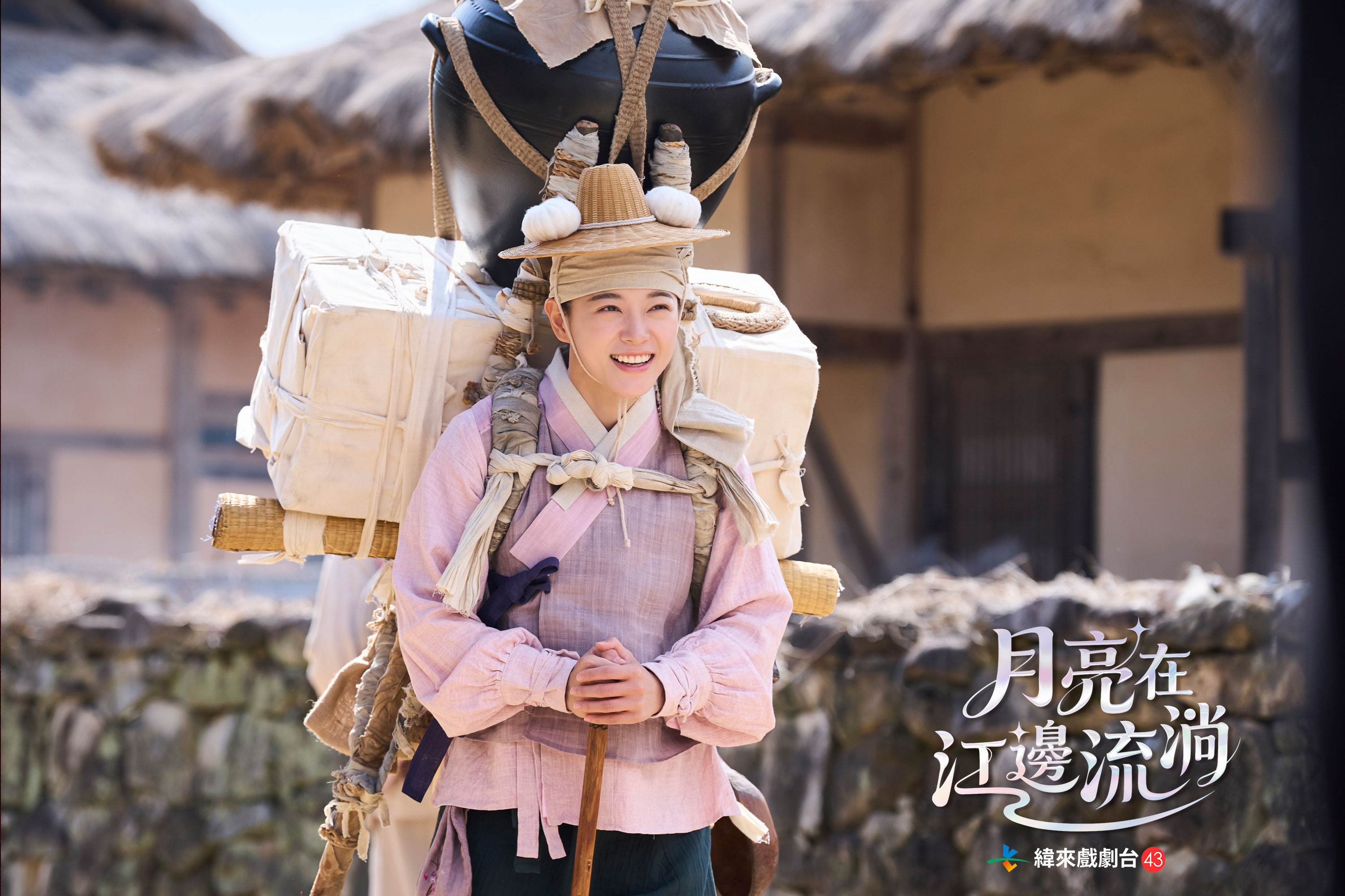 韓劇《月亮在江邊流淌》金世正第一次演<a href='https://star.ebc.net.tw/search/tags/古裝劇/' target='_blank'>古裝劇</a>，在劇中一人分飾三角，對她來說是演技大考驗。（圖／緯來戲劇台提供）