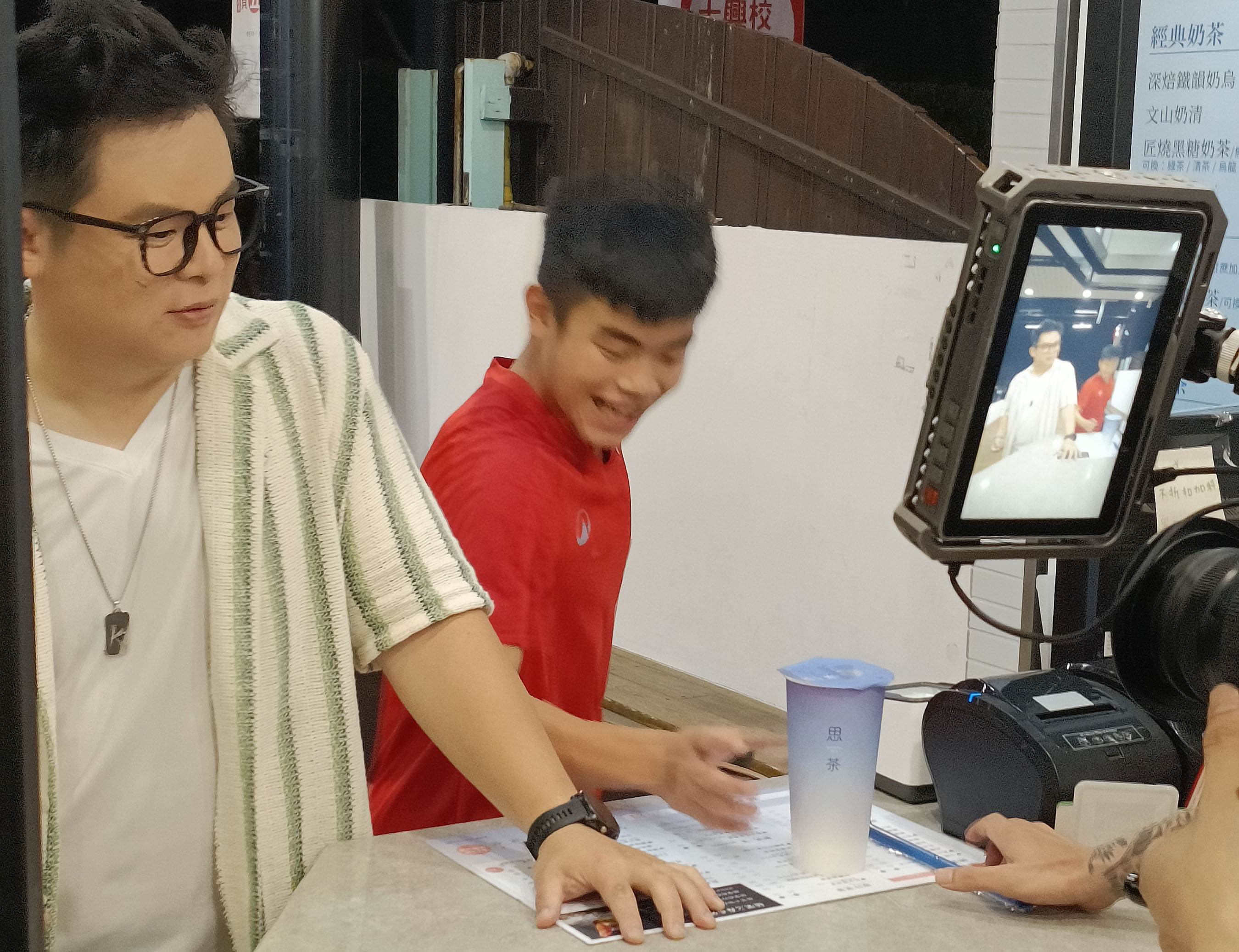 客語流行音樂團體iColor愛客樂主唱邱廉欽和大兒子合拍廣告。（圖／好痛音樂提供）