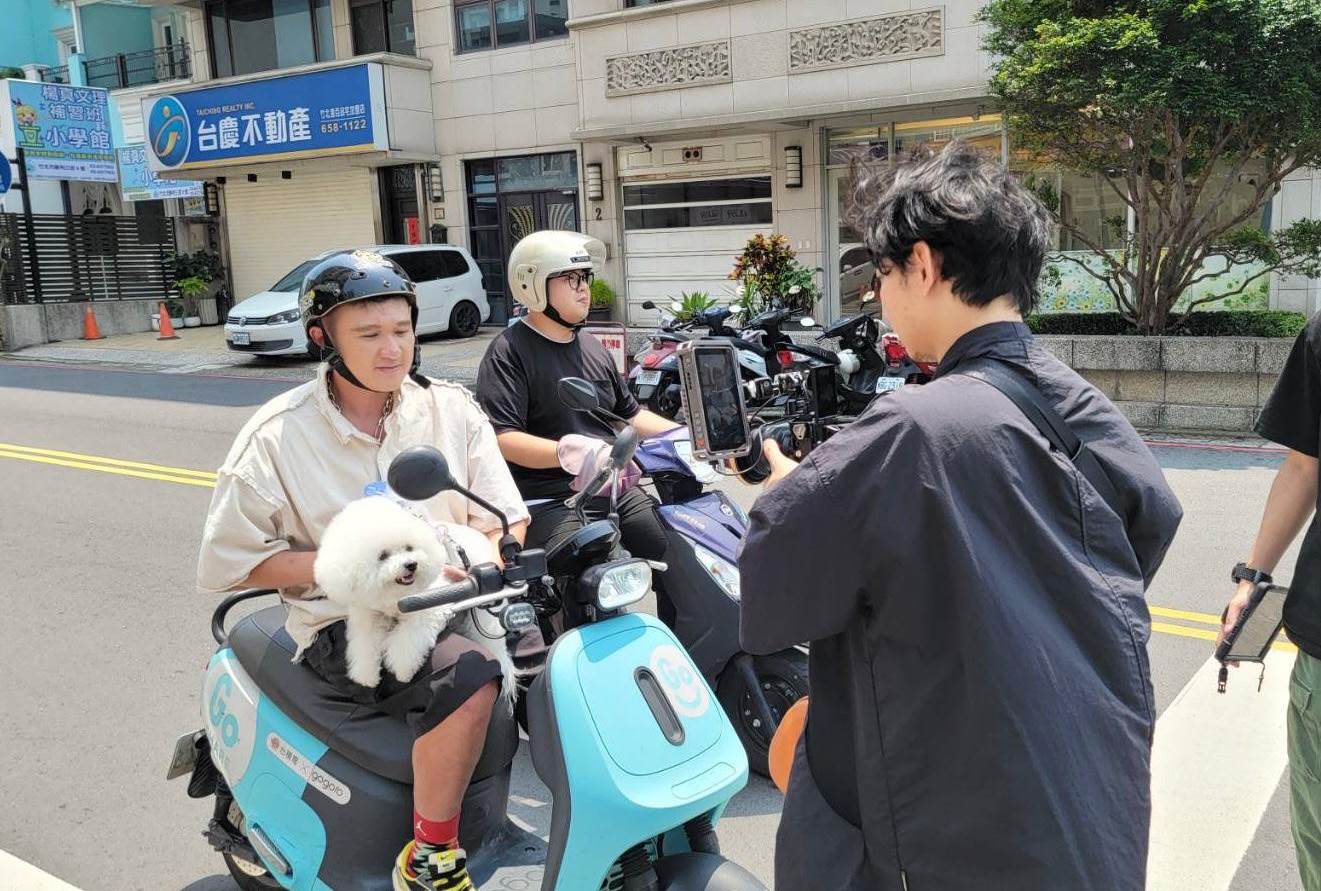 客語流行音樂團體iColor愛客樂戴陽抱愛狗拍廣告。（圖／好痛音樂提供）