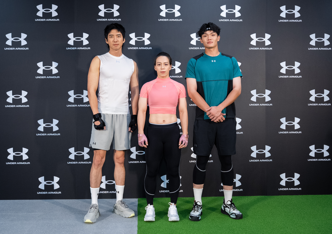 金鐘影帝傅孟柏（左起）、TEAM UA舉重女神郭婞淳、中職球星王博玄實著UA全新升級的「HEATGEAR ELITE」緊身衣。（圖／UNDER ARMOUR提供）
