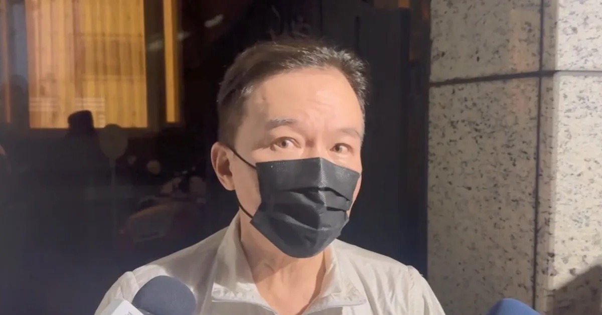 孫鵬18日晚間憔悴露面受訪。（圖／東森新聞）