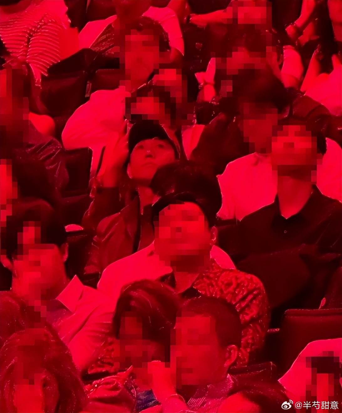 林俊傑低調現身女友七七的畢業典禮。（圖／翻攝自微博）
