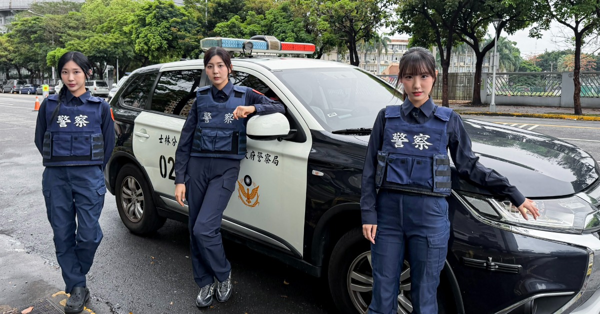 韓籍啦啦隊睦那京（中）與璇璇（左）、小雲（右）換上俐落警服化身最美警花。（圖／麥卡貝網路電視提供）