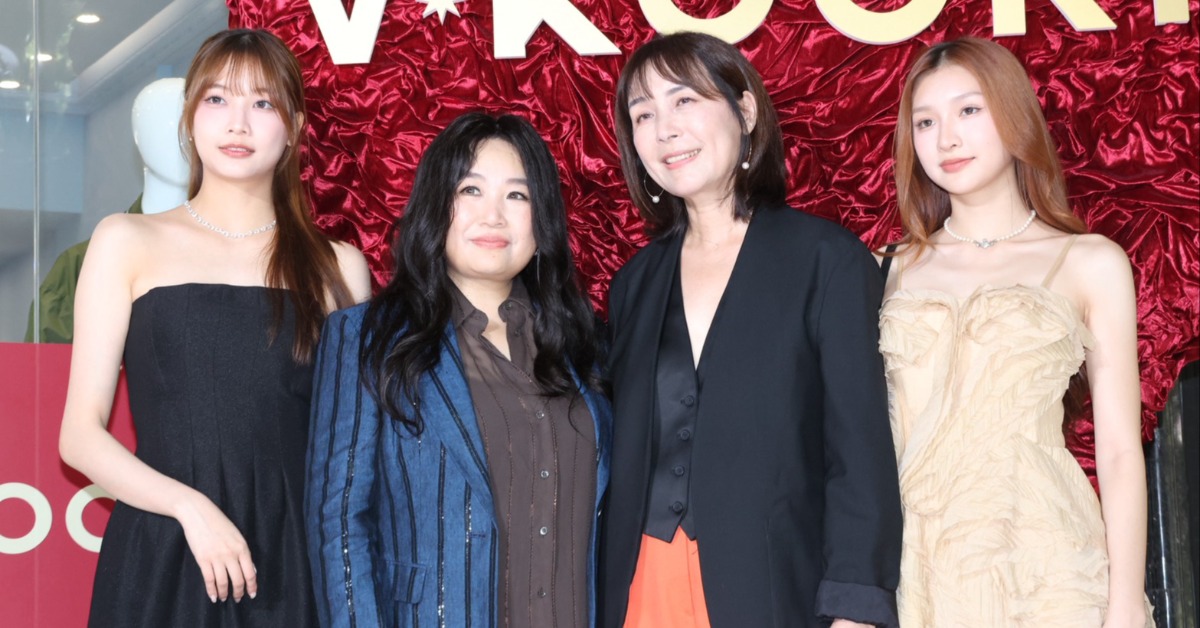 陳婉若（右2）與兒子女友申力安（右1）同台出席活動。（圖／東森娛樂）