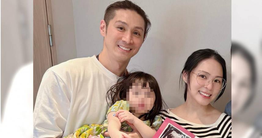 熊熊秀出一家四口照，宣布懷二胎。（圖／翻攝自熊熊FB）