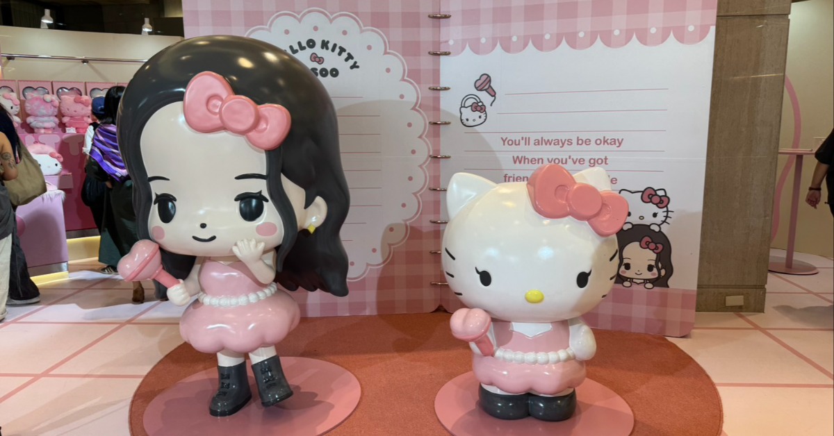 《HELLO KITTY & JISOO POP-UP STORE in TAIPEI》聯名快閃店門口有大型公仔娃娃可以合照。（圖／記者楊雅芸攝）