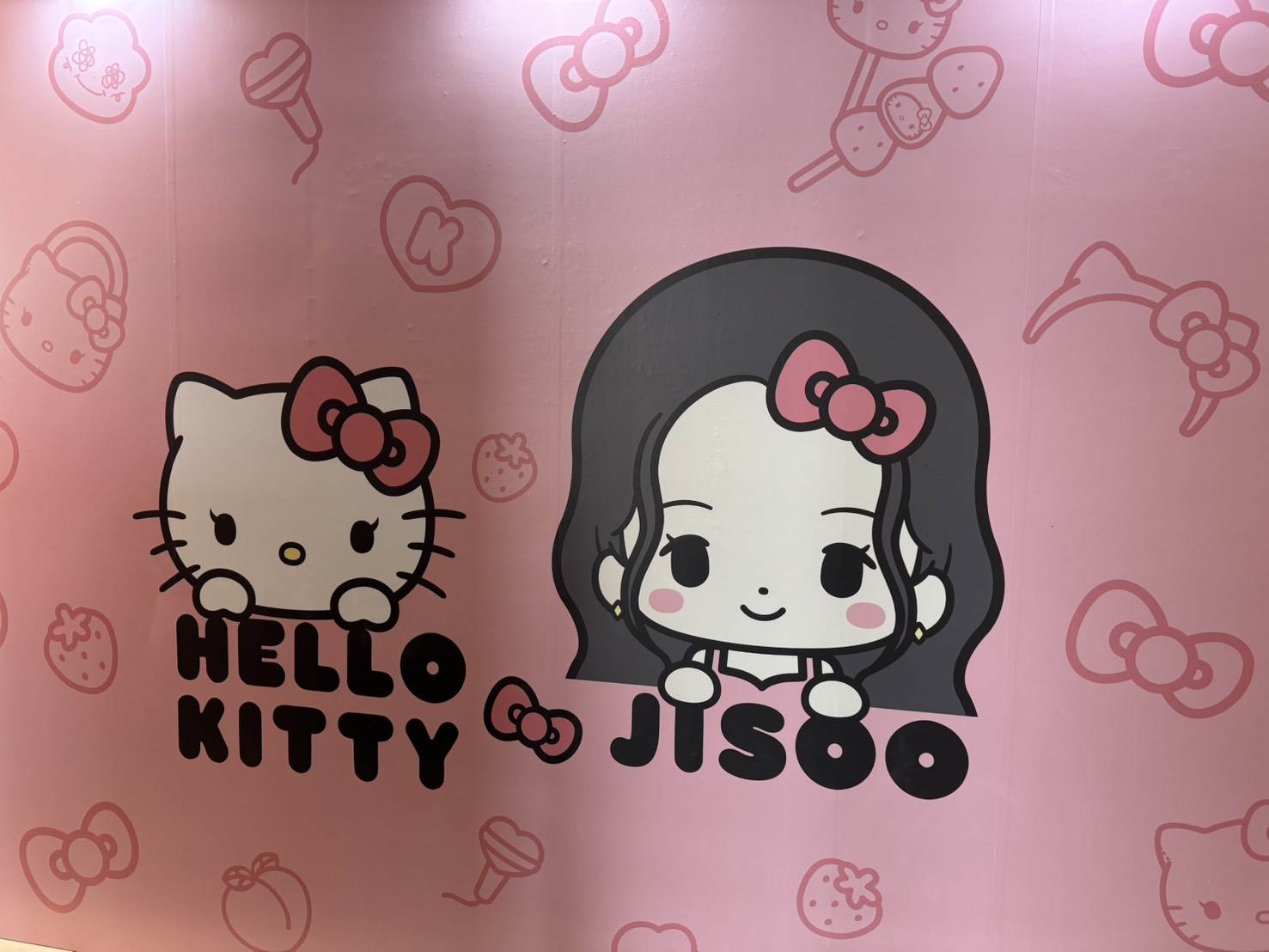 《HELLO KITTY & JISOO POP-UP STORE in TAIPEI》聯名快閃店門口有Q版Jisoo以及Kitty的看板。（圖／記者楊雅芸攝）
