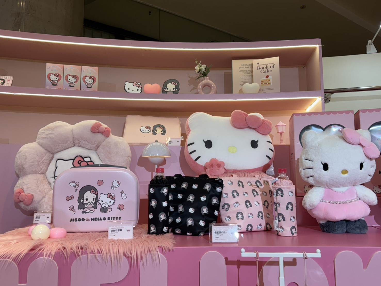 《HELLO KITTY & JISOO POP-UP STORE in TAIPEI》聯名快閃店,商品從日常生活小物到娃娃都有。(圖/記者楊雅芸攝)