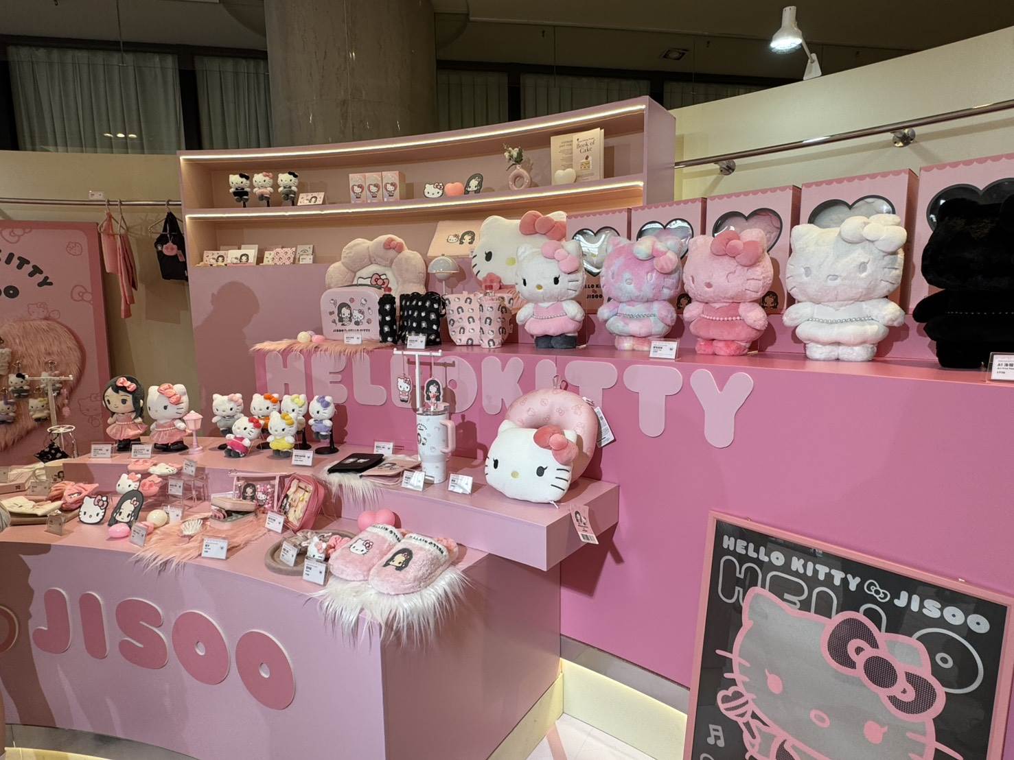 《HELLO KITTY & JISOO POP-UP STORE in TAIPEI》聯名快閃店，商品從日常生活小物到娃娃都有。（圖／記者楊雅芸攝）