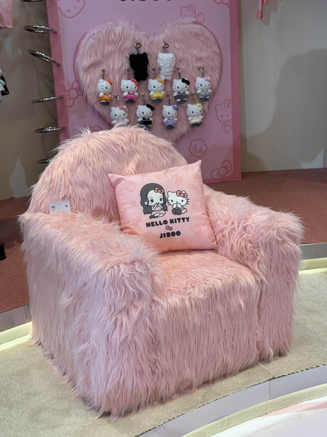 《HELLO KITTY & JISOO POP-UP STORE in TAIPEI》聯名快閃店,佈置了一個簡單小房間,為商品吸引買氣。(圖/記者楊雅芸攝)