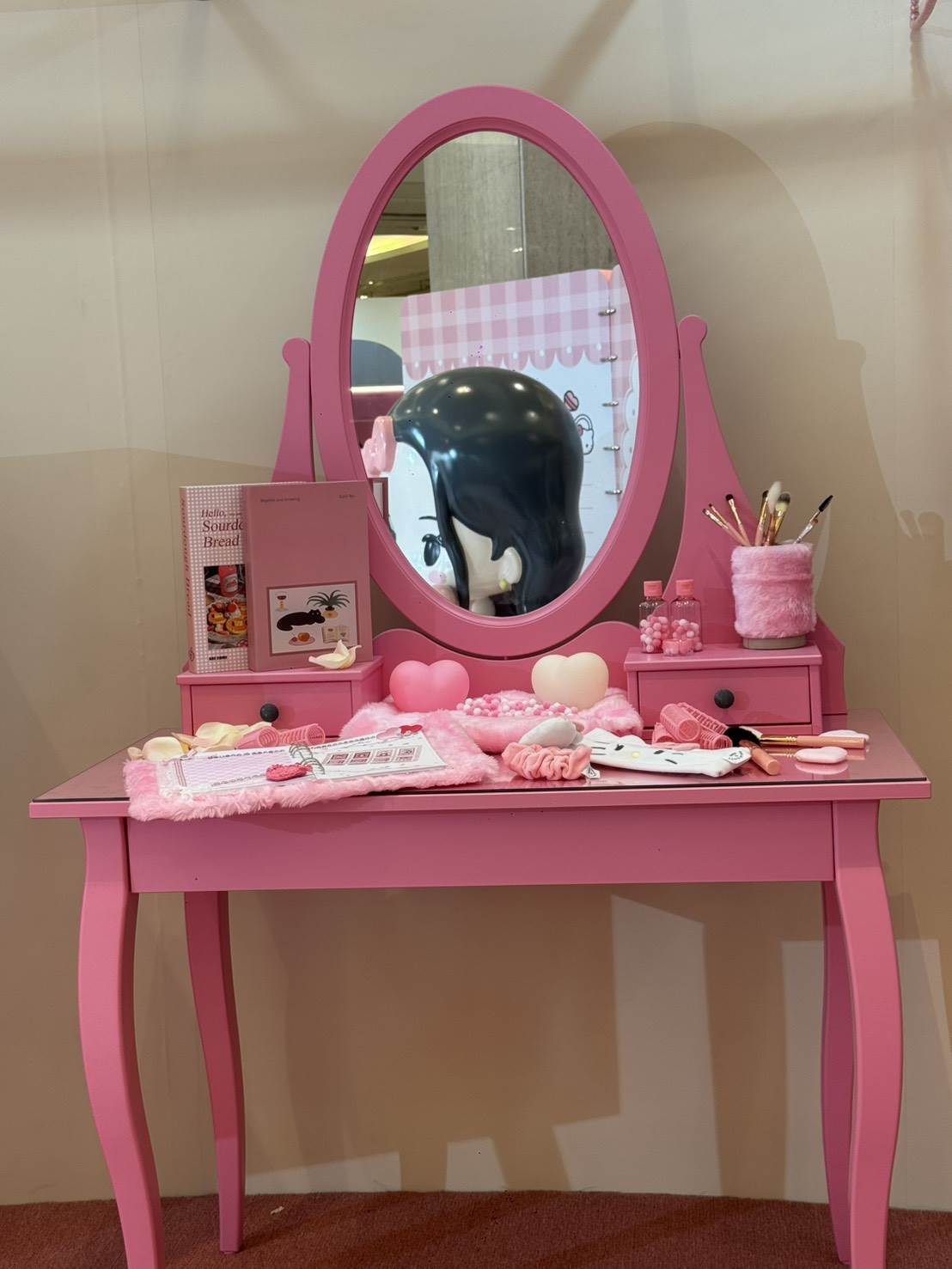 《HELLO KITTY & JISOO POP-UP STORE in TAIPEI》聯名快閃店，佈置了一個簡單小房間，為商品吸引買氣。（圖／記者楊雅芸攝）