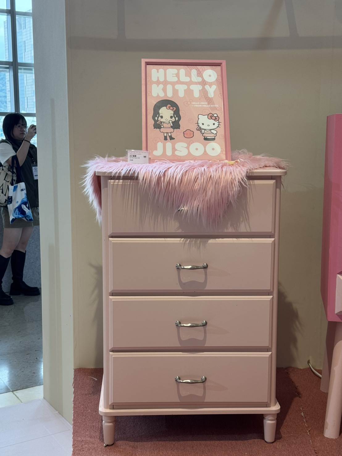 《HELLO KITTY & JISOO POP-UP STORE in TAIPEI》聯名快閃店，佈置了一個簡單小房間，為商品吸引買氣。（圖／記者楊雅芸攝）