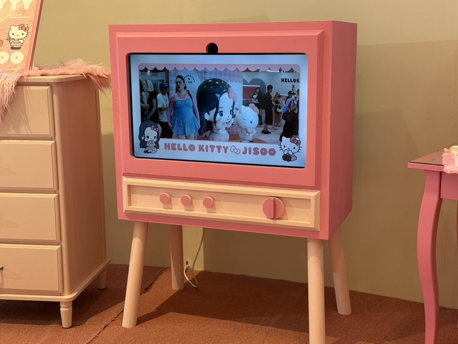 《HELLO KITTY & JISOO POP-UP STORE in TAIPEI》聯名快閃店，現場還有一台「電視機」可以拍攝下聯名合照。（圖／記者楊雅芸攝）