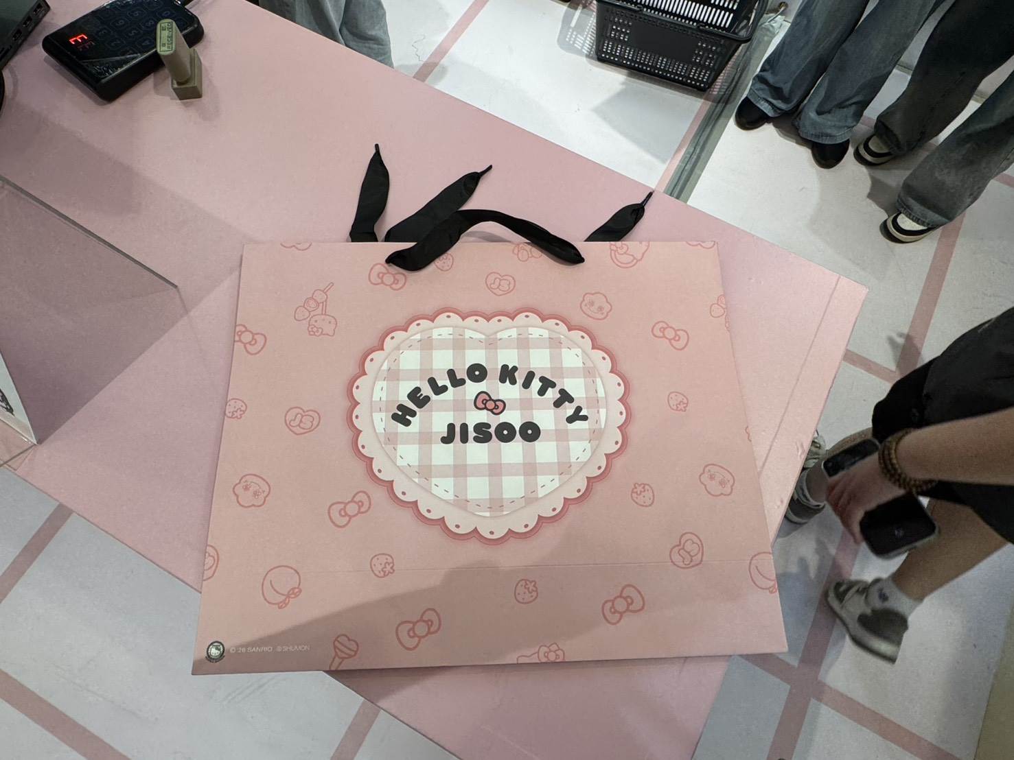 《HELLO KITTY & JISOO POP-UP STORE in TAIPEI》聯名快閃店，最便宜的是50元購物袋。（圖／記者楊雅芸攝）