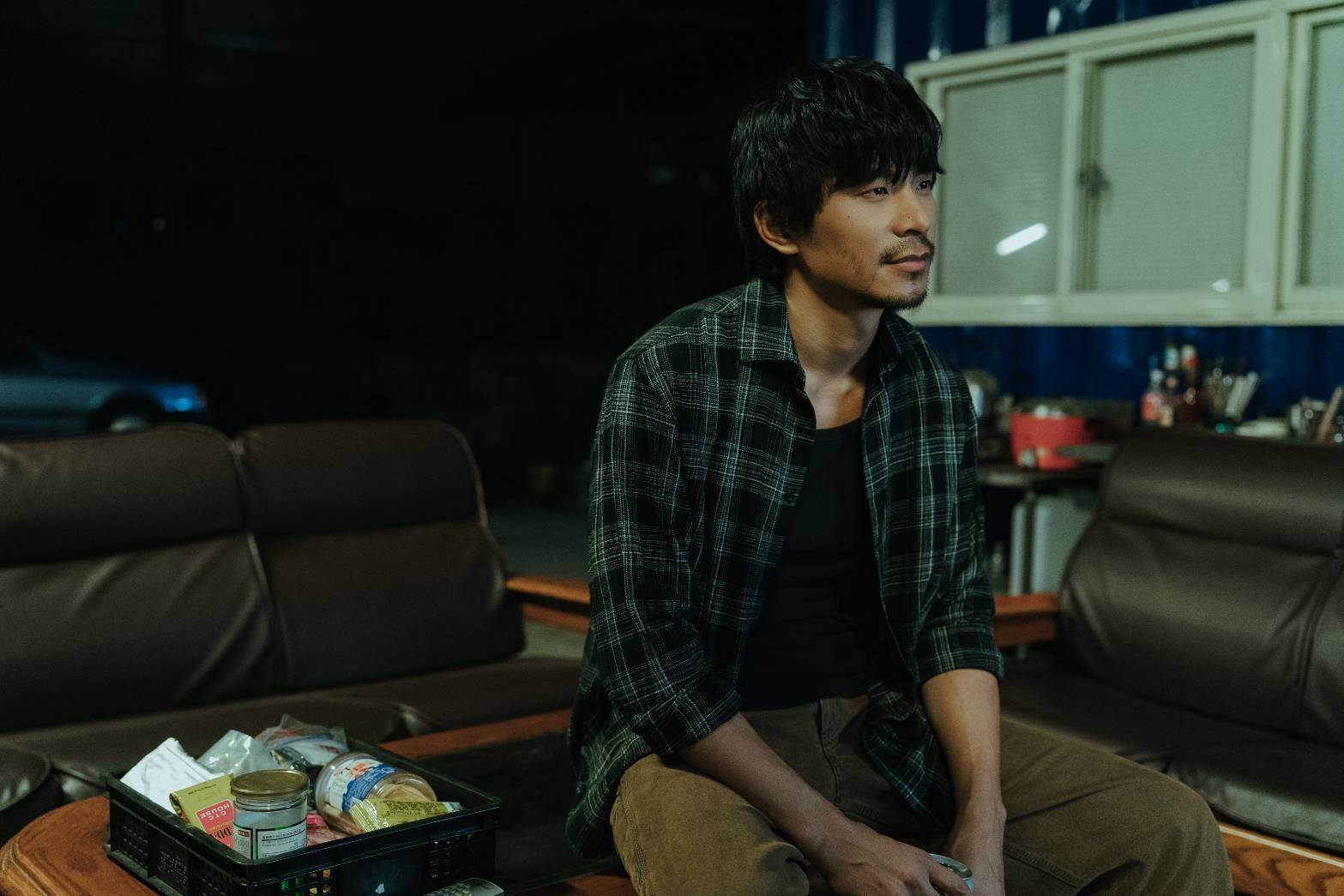 姚淳耀在《成名在望》飾演從科技新貴跌落至汽車保養廠的落魄維修工。（圖／瀚草影視提供）