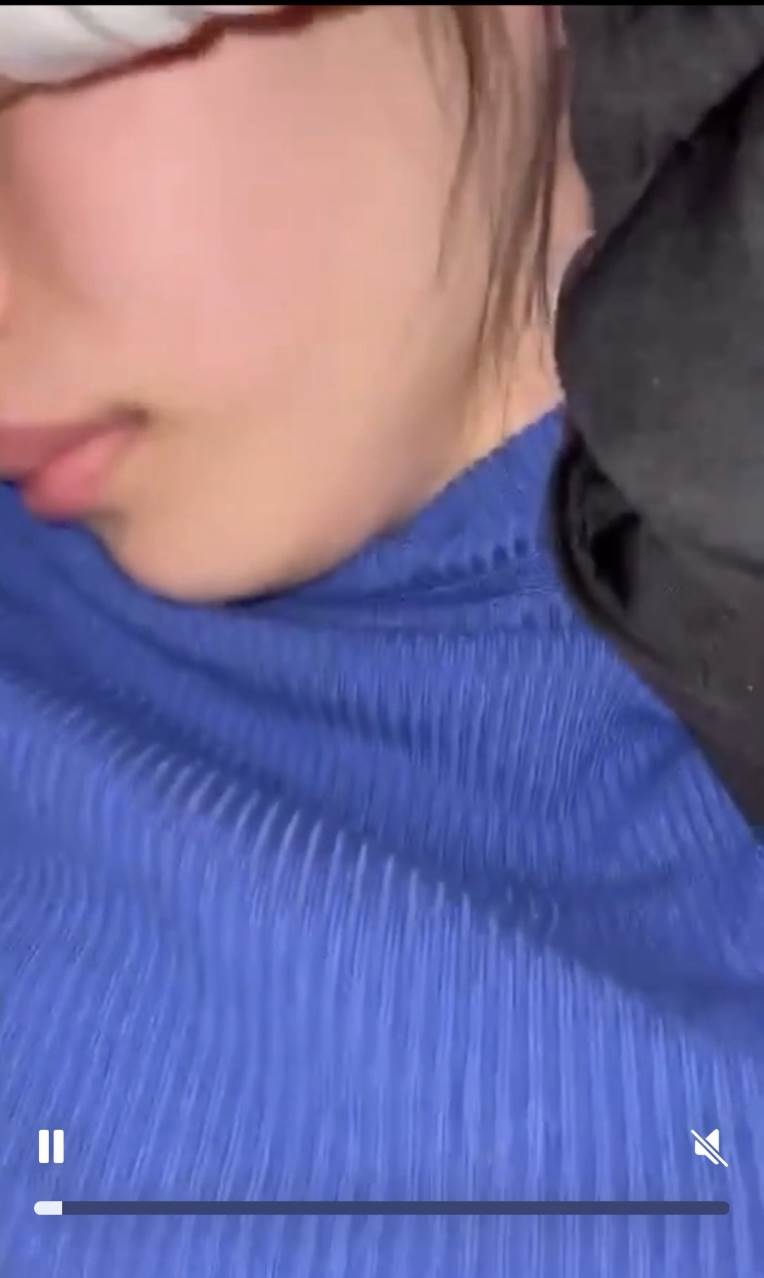 日本女團乃木坂46岡本姬奈除了被曝光與男性友人的親密床照,甚至還有私密影片傳已被放上付費網站販售。(圖/翻攝自X)