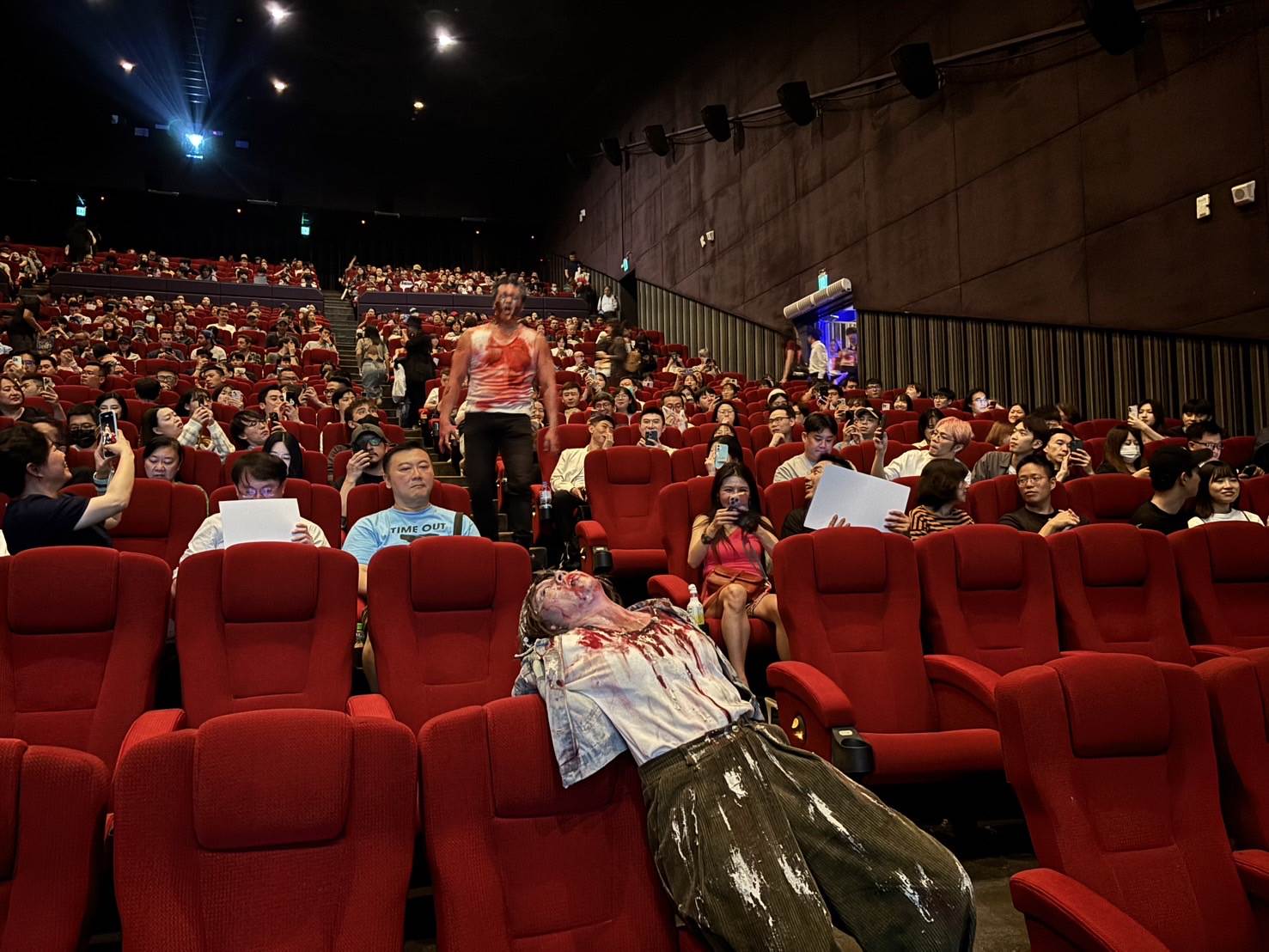 《屍速禁區》台灣首映會，現場更出現多名喪屍入侵。（圖／車庫娛樂提供）