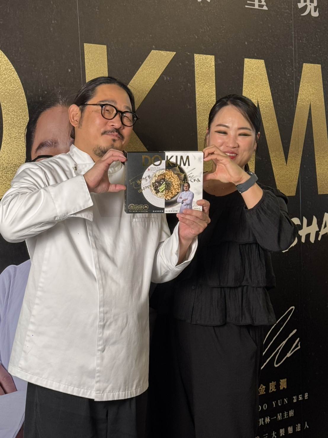 實境秀《黑白大廚：料理階級大戰》主廚金度潤擔任一日店長，好友鄭惠善特別現身力挺。（圖／記者楊雅芸攝）