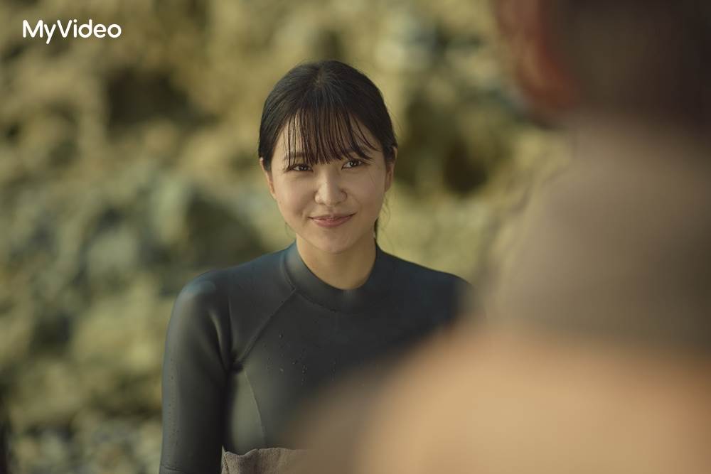 韓劇《蔚藍之春》Yeri穿厚重海女服熱到爆汗，滿場跑超敬業。（圖／台灣大哥大MyVideo提供）